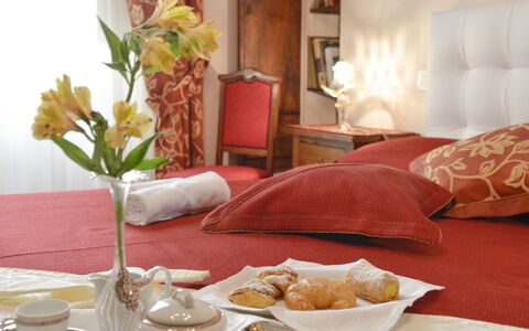 Appartamento Il Teatro: Kamer, Meubilair, Interieur Ontwerp, Oranje, Tafel, Slaapkamer, Laken, Woonkamer, Textiel, Suite