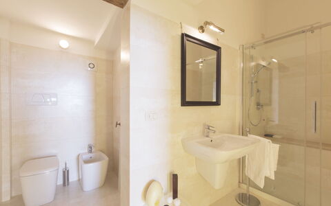 Appartamento Imperiale: Badkamer, Eigendom, Kamer, Interieur Ontwerp, Loodgieterswerkinrichting, Muur, Gebouw, Onroerend Goed, Architectuur, Huis