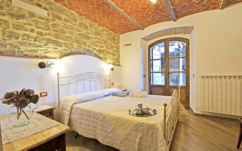 Appartamento Luna: Slaapkamer, Kamer, Eigendom, Meubilair, Bed, Interieur Ontwerp, Plafond, Muur, Gebouw, Bed Frame