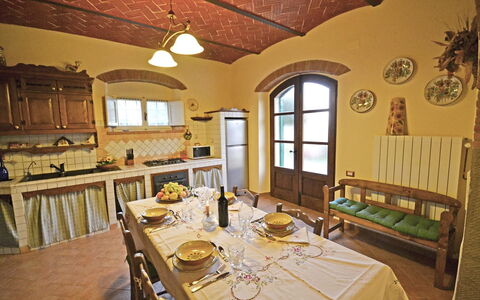 Appartamento Luna: Kamer, Eigendom, Eetkamer, Gebouw, Interieur Ontwerp, Plafond, Meubilair, Tafel, Restaurant, Onroerend Goed