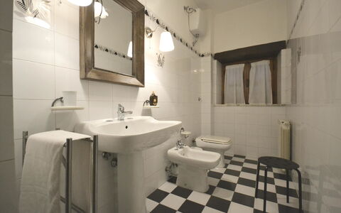 Casa i Pini: Badkamer, Eigendom, Kamer, Interieur Ontwerp, Tegel, Verdieping, Gebouw, Muur, Wastafel, Architectuur