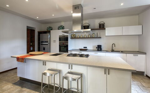 Villa Del Sole: Countertop, Eigendom, Kamer, Meubilair, Cabinetry, Keuken, Interieur Ontwerp, Gebouw, Onroerend Goed, Huis