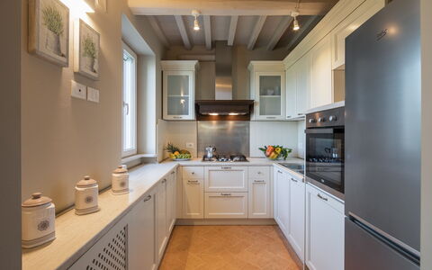 Villa Chiara: Countertop, Kamer, Cabinetry, Eigendom, Meubilair, Keuken, Interieur Ontwerp, Gebouw, Plafond, Wastafel