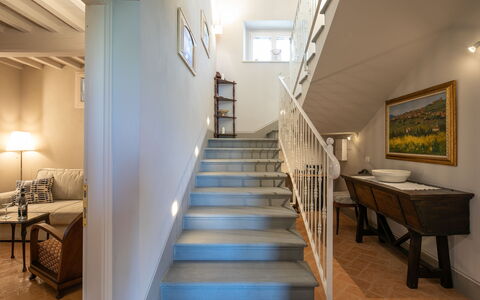 Villa Chiara: Eigendom, Kamer, Trap, Gebouw, Interieur Ontwerp, Huis, Meubilair, Plafond, Onroerend Goed, Verdieping