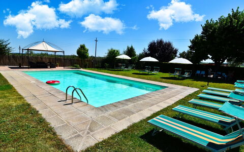 Villa Il Palazzo: Wolk, Water, Lucht, Fabriek, Zwembad, Azure, Rechthoek, Boom, Schaduw, Buitenmeubels