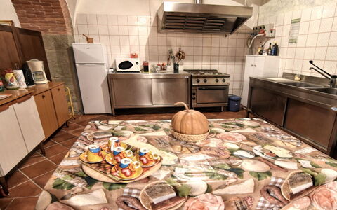 Villa Il Palazzo: Kamer, Eigendom, Keuken, Countertop, Interieur Ontwerp, Meubilair, Verdieping, Huis, Tegel, Maaltijd