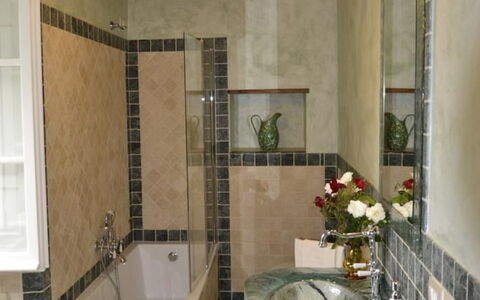 Villa Il Borgo: Kamer, Badkamer, Eigendom, Plafond, Tegel, Gebouw, Interieur Ontwerp, Verdieping, Huis, Architectuur