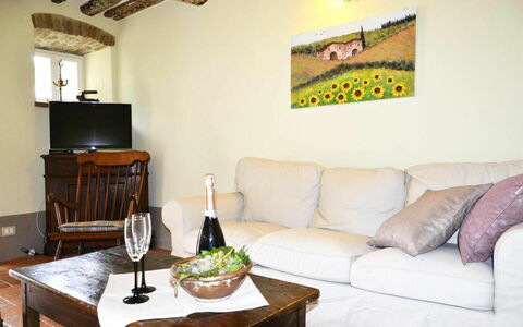 Villa Il Borgo: Kamer, Eigendom, Meubilair, Interieur Ontwerp, Woonkamer, Huis, Onroerend Goed, Gebouw, Tafel, Slaapkamer