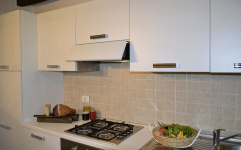 Villa Il Borgo: Countertop, Keuken, Kamer, Eigendom, Cabinetry, Tegel, Meubilair, Interieur Ontwerp, Huis, Verdieping