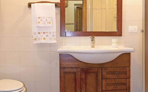 Casa Cristina: Badkamer, Badkamerkast, Kamer, Eigendom, Badkamer Accessoire, Tegel, Meubilair, Toilet, Interieur Ontwerp, Loodgieterswerkinrichting