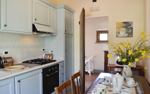 Villa San Pietro: Kamer, Eigendom, Countertop, Keuken, Meubilair, Gebouw, Huis, Geel, Cabinetry, Huis