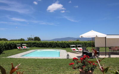 Villa Mira: Gazon, Zwembad, Tuin, Buitenmeubels, Werf, Hacienda, Boerderij, Landscaping, Villa, Backyard