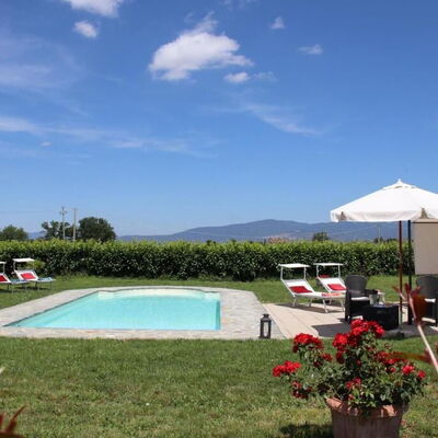 Villa Mira: Gazon, Zwembad, Tuin, Buitenmeubels, Werf, Hacienda, Boerderij, Landscaping, Villa, Backyard