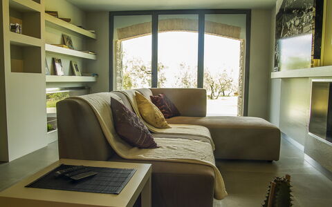 Villa Degli Ulivi: Meubilair, Kamer, Interieur Ontwerp, Eigendom, Gebouw, Slaapkamer, Geel, Huis, Huis, Bankstel