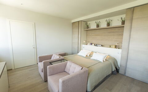 Villa Degli Ulivi: Kamer, Eigendom, Meubilair, Slaapkamer, Interieur Ontwerp, Bed, Verdieping, Gebouw, Muur, Huis