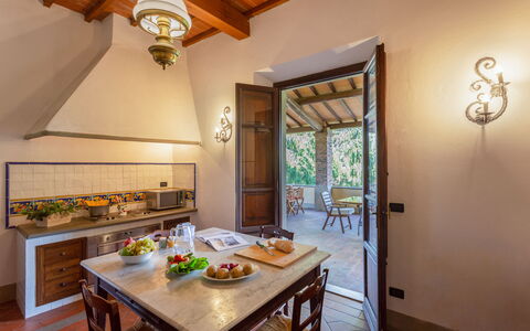 Villa Francesca: Kamer, Eigendom, Plafond, Gebouw, Meubilair, Interieur Ontwerp, Keuken, Huis, Countertop, Onroerend Goed