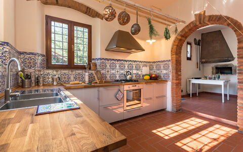 Villa Marina: Countertop, Eigendom, Kamer, Gebouw, Verdieping, Interieur Ontwerp, Tegel, Meubilair, Keuken, Huis