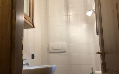 Mandorlo: Bruin, Badkamer, Licht, Spiegel, Purper, Interieur Ontwerp, Hout, Verdieping, Wastafel