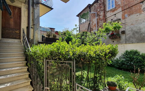 Musetta: Fabriek, Gebouw, Venster, Lucht, Verblijf, Gras, Buurt, Woongebied, Weg Oppervlak, Facade