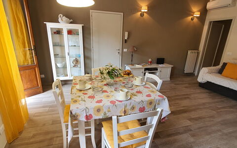 Musetta: Tafel, Meubilair, Voedsel, Hout, Stoel, Bankstel, Verlichting, Oranje, Interieur Ontwerp, Decoratie