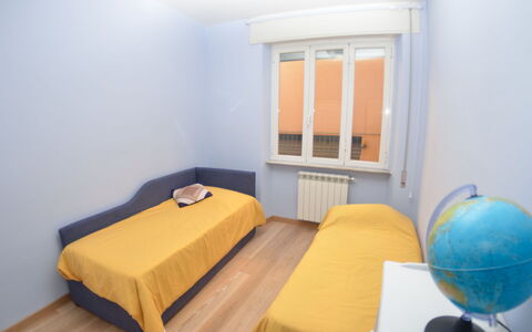 Musetta: Kamer, Meubilair, Bed, Slaapkamer, Eigendom, Geel, Interieur Ontwerp, Verdieping, Laken, Bed Frame