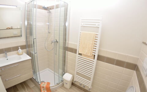 Musetta: Badkamer, Eigendom, Kamer, Tegel, Onroerend Goed, Huis, Architectuur, Gebouw, Interieur Ontwerp, Verdieping