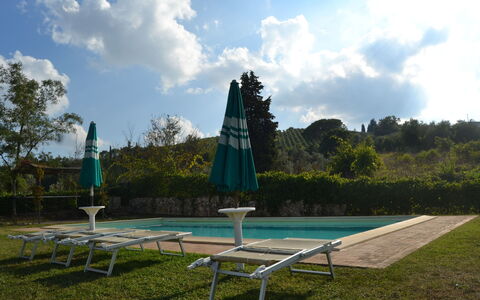 Villa Cafaggiola: Trampolinespringen - Materialen En Benodigdheden, Trampoline, Gras, Boom, Vrije Tijd, Park, Trampolinespringen