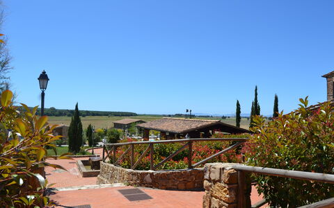 Borgo Casa Di Lappi: Eigendom, Lucht, Onroerend Goed, Huis, Vakantie, Plantkunde, Gebouw, Dak, Boom, Huis