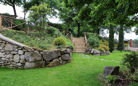 Villa Del Monte: Muur, Stenen Muur, Eigendom, Natuurlijk Landschap, Gras,  Felsen\, Boom, Tuin, Plantkunde, Landschap