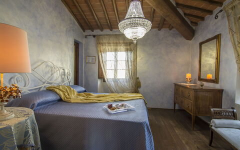 Villa Del Monte: Kamer, Meubilair, Slaapkamer, Bed, Eigendom, Interieur Ontwerp, Gebouw, Laken, Plafond, Muur