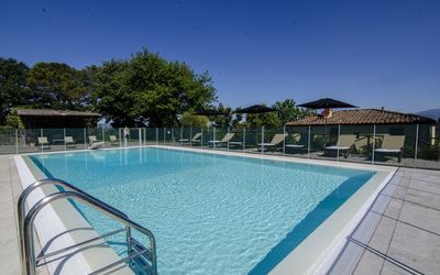 Villa Del Monte: Zwembad, Eigendom, Vrije Tijd, Onroerend Goed, Toevlucht, Gebouw, Recreatiecentrum, Huis, Vakantie, Huis