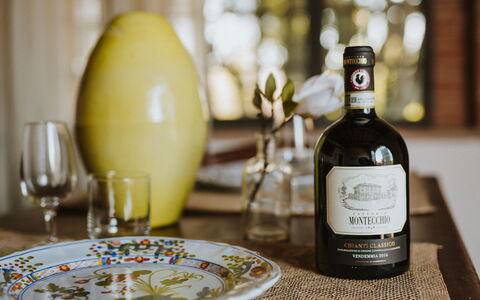 Agriturismo la Papessa: Tableware, Fles, Drinkware, Tafel, Glaswerk, Wijn, Dishware, Barware, Drinken