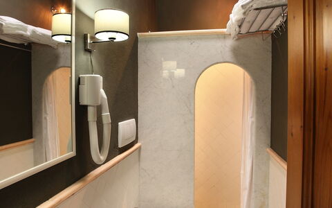 Agriturismo la Papessa: Bruin, Kraan, Spiegel, Loodgieterswerkinrichting, Wastafel, Eigendom, Wastafel In De Badkamer, Gebouw, Hout, Badkamer