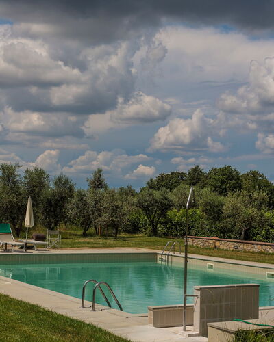 Agriturismo la Papessa: Water, Wolk, Lucht, Fabriek, Boom, Azure, Zwembad, Natuurlijk Landschap, Land Lot, Schaduw