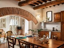 agriturismo-la-papessa-chianti-san-donato-farmhouse-iride-living-room-kitchen