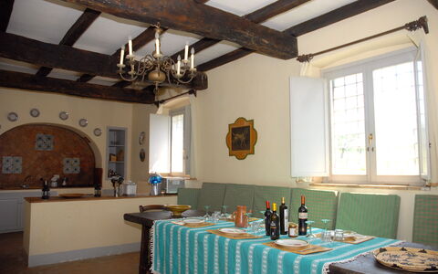 Podere San Giovanni: Tafel, Eigendom, Meubilair, Gebouw, Venster, Fotolijst, Huis, Interieur Ontwerp, Architectuur, Decoratie