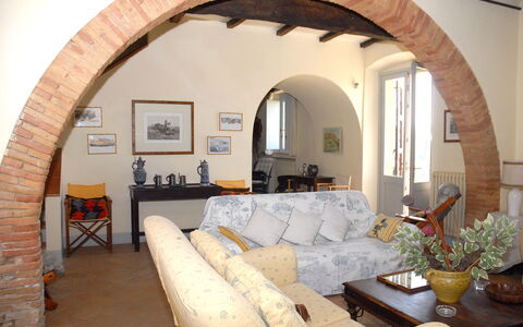 Podere San Giovanni: Fabriek, Bankstel, Eigendom, Meubilair, Tafel, Kamerplant, Venster, Bloempot, Gebouw, Fotolijst