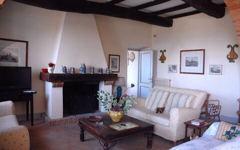 Podere San Giovanni: Meubilair, Eigendom, Bankstel, Tafel, Fotolijst, Interieur Ontwerp, Hout, Gebouw, Woonkamer, Architectuur