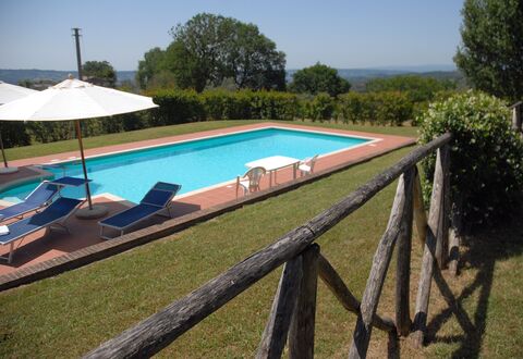 Podere San Giovanni: Fabriek, Lucht, Water, Zwembad, Gebouw, Azure, Boom, Schaduw, Buitenmeubels, Rechthoek