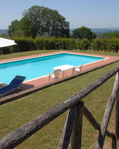 Podere San Giovanni: Fabriek, Lucht, Water, Zwembad, Gebouw, Azure, Boom, Schaduw, Buitenmeubels, Rechthoek