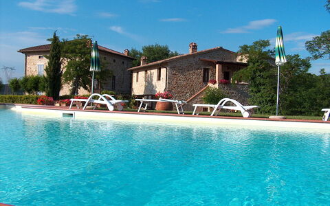 Bazzani Apartments In Siena: Water, Lucht, Eigendom, Gebouw, Wolk, Zwembad, Venster, Fabriek, Azure, Boom