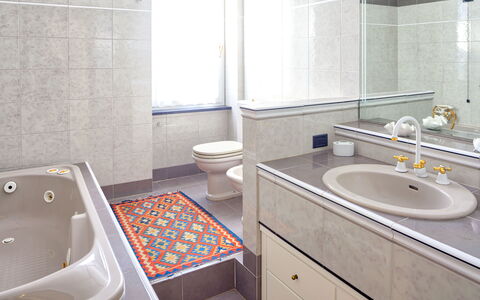 Villa Helvezia - Levanto: Badkamer, Eigendom, Kamer, Tegel, Kraan, Verdieping, Interieur Ontwerp, Bad, Wastafel, Onroerend Goed