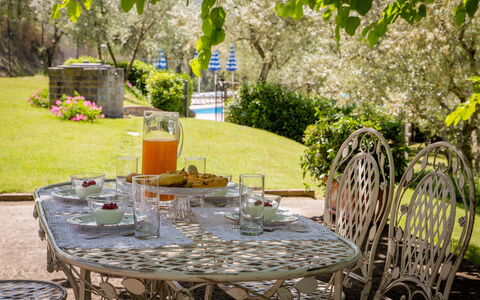 Villa Le Capanne: Groen, Geel, Tafel, Meubilair, Backyard, Stoel, Tuin, Boom, Restaurant, Fabriek