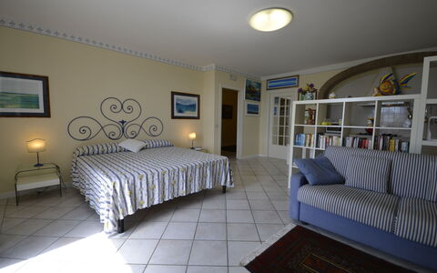 Casale Valentina: Slaapkamer, Kamer, Meubilair, Bed, Eigendom, Laken, Bed Frame, Interieur Ontwerp, Bedding, Gebouw