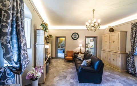 Michelangelo Cortona Apartment: Eigendom, Kamer, Gebouw, Interieur Ontwerp, Blauw, Woonkamer, Plafond, Huis, Onroerend Goed, Geel