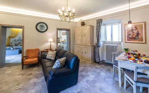 Michelangelo Cortona Apartment: Kamer, Eigendom, Woonkamer, Meubilair, Interieur Ontwerp, Onroerend Goed, Gebouw, Blauw, Geel, Huis