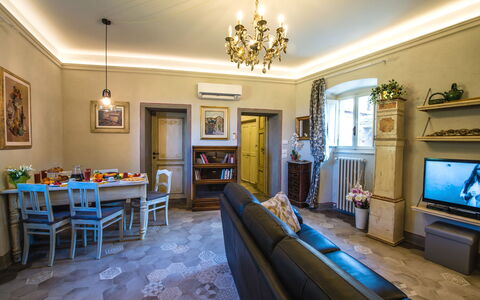 Michelangelo Cortona Apartment: Eigendom, Kamer, Gebouw, Interieur Ontwerp, Woonkamer, Meubilair, Onroerend Goed, Huis, Huis, Geel