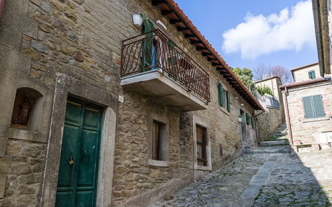Michelangelo Cortona Apartment: Eigendom, Muur,  Dorf\, Gebouw, Huis, Buurt, Architectuur, Facade, Straat, Lucht
