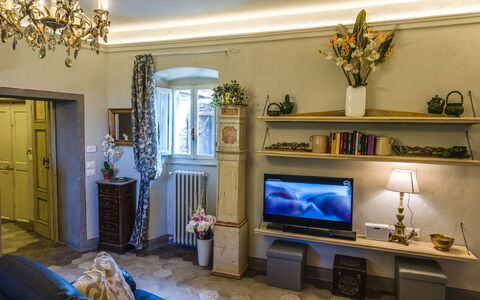 Michelangelo Cortona Apartment: Kamer, Woonkamer, Eigendom, Interieur Ontwerp, Blauw, Meubilair, Huis, Gebouw, Huis, Fireplace