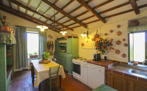 Villa Gioiosa: Meubilair, Verlichting, Interieur Ontwerp, Plafond, Lichte Inrichting, Stoel, Keuken En Eettafel, Beits, Kamerplant, Keuken